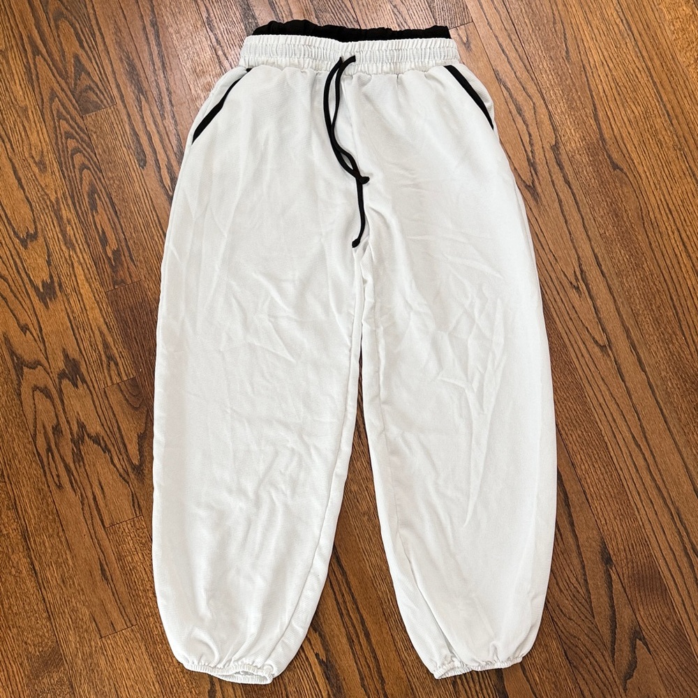B26 BUCKETLIST Women Medium White Joggers with Black Trim Waffleknit